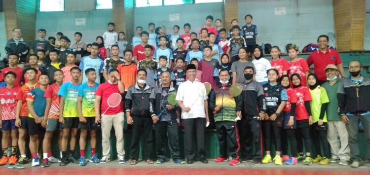 Kejuaraan Bulutangkis Kelompok Umur Antar Klub, Marfendi: Diharapkan Cetak Tingkat Nasional 1 KEJUARAAN KU—Wakil Walikota Bukittinggi Marfendi foto bersama dengan peserta kejuaraan bulutangkis kelompok umur (KU).