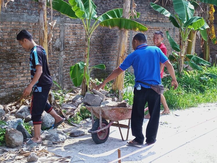 GORO—Pemuda Aie Dingin Koto Tangah melaksanakan Goro untuk merampungkan lapangan sepaktakkraw mereka.