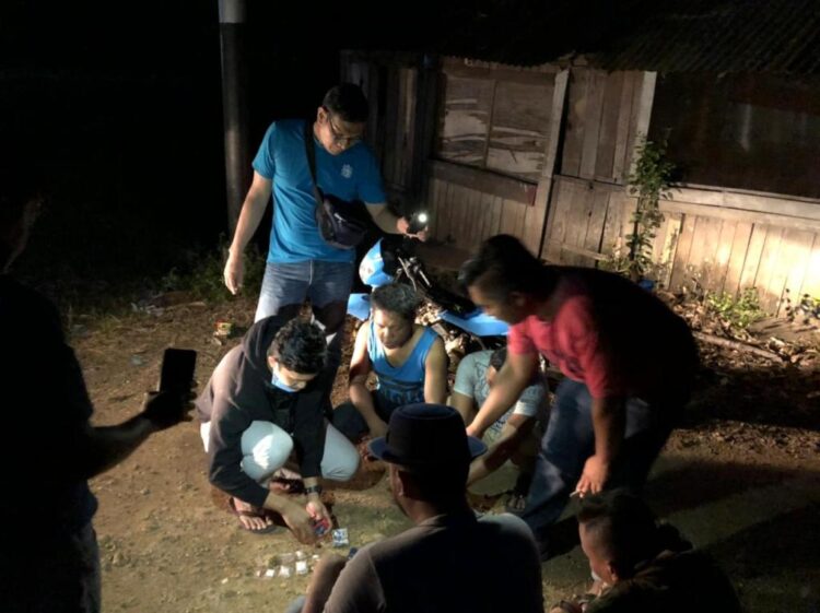 PENGEDAR DITANGKAP-Dua orang lelaki yang diduga sebagai pengedar narkotika jenis sabu-sabu berhasil ditangkap jajaran Satnakoba Polres Limapuluh Kota, Sabtu (6/3).