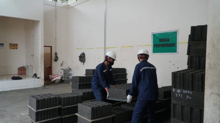 BATAKO— Limbah FABA disulap menjadi batako, paving dan beton pracetak yang digunakan untuk kegiatan CSR pembangunan rumah warga tidak mampu.