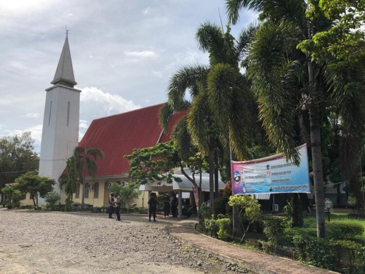 PENGAMANAN— Tim Jibom Gegana 
Satbrimob Polda Sumbar mendatangi sejumlah 
gereja di Kota Padang untuk melakukan 
pengecekan dan pengamanan.