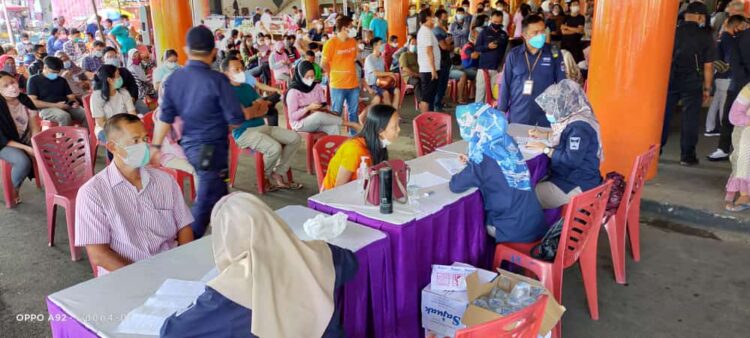 VAKSINASI GELOMBANG III— Dinas Perdagangan Kota Padang kembali memfasilitasi vaksinasi Covid-19 untuk para pedagang di Pasa Raya Padang. Selasa (30/3), vaksinasi gelombang III dimulai di Lobi Blok III Pasar Raya Padang.