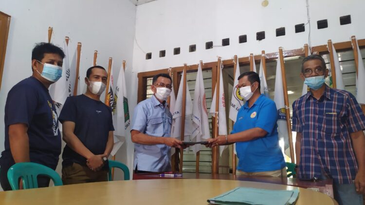 Pemilihan Ketum KONI, Wirianto Kandidat Pertama yang Mendaftar 1 Wirianto menyerahkan berkas syarat pendagtaran untuk Ketua KONI Limapuluh Kota kepada panitia