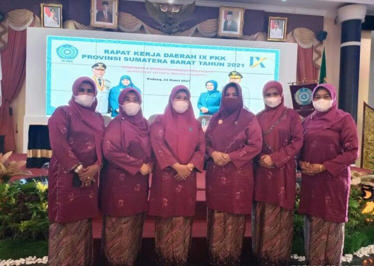 RAPAT KERJA—Ketua TP PKK Kabupaten Padangpariaman Yusrita Suhatri Bur  usai rapat kerja daerah.