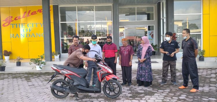 Motornya Hilang Saat PKL, Mahasiswa UMSB Dapatkan Ganti Baru