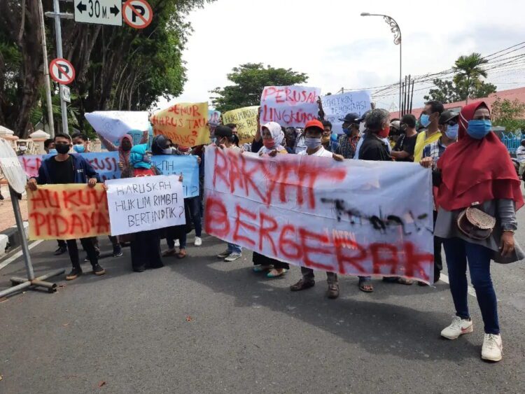 UNJUK RASA— Massa melakukan aksi unjuk rasa di Kantor Gubernur Sumbar menuntut agar Bupati Pessel dicopot dari jabatannya.