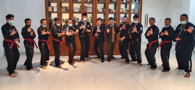 Wako Erman Safar Didapuk jadi Anggota Kehormatan Sabuk Hitam Hapkido 1 KEHORMATAN— Wali Kota Bukittinggi Erman Safar didaulat menjadi anggota Kehormatan Sabuk Hitam Hapkido Indonesia.