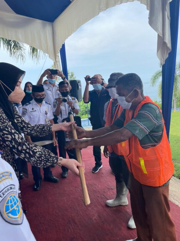 SERAHKAN—Anggota Komisi V DPR RI, Athari Gauthi Ardi menyerahkan peralatan kepada warga yang ikut program padat karya di UPT Distrik Navigasi Kelas II Teluk Bayur, Dirjen Perhubungan Laut, Kemenhub, Selasa (23/3), di Bungus Barat, Kecamatan Bungus Teluk Kabung, Kota Padang.