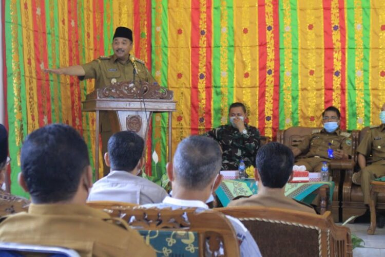 Bupati  Pasaman Benny Utama saat membuka acara Musrembang di Kecamatan Panti Pasaman.