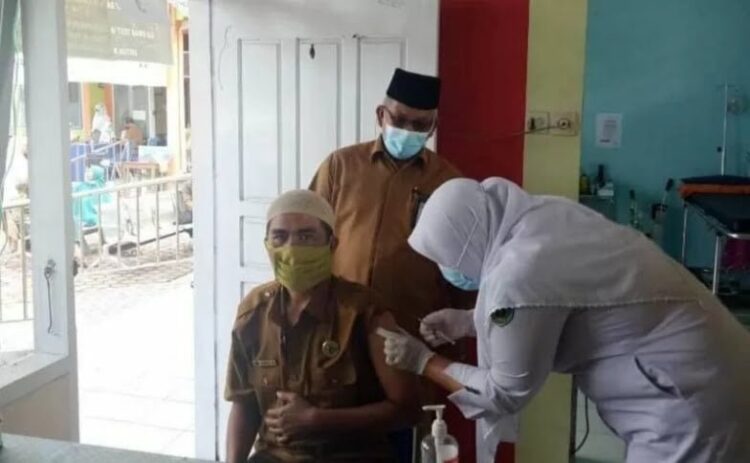 SUNTIK VAKSIN— Calon Jamaah Haji (CJH) di Kabupaten Pasaman saat disuntik vaksin.