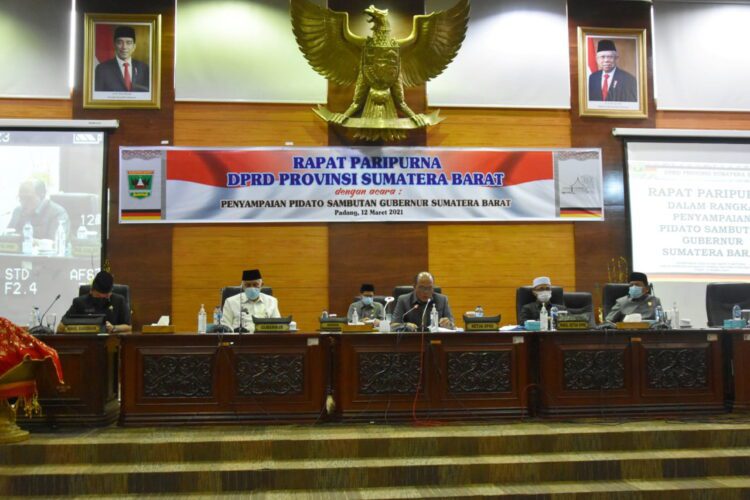 Ketua DPRD Sumbar Supardi membuka rapat paripurna didampingi para wakil Ketua DPRD, juga dihadiri Gubernur dan Wakil Gubernur Sumatera Barat Mahyeldi dan Audy Joinaldy serta Sekwan, Raflis.