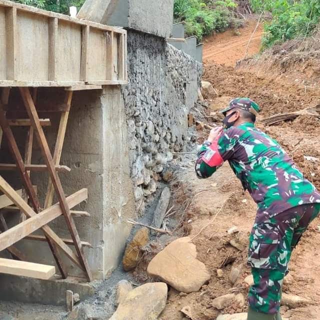 PANTAU—Dansatgas TMMD 110 Kodim 0308 Pariaman Letkol Czi Titan Jatmiko, saat memantau pembangunan jembatan.