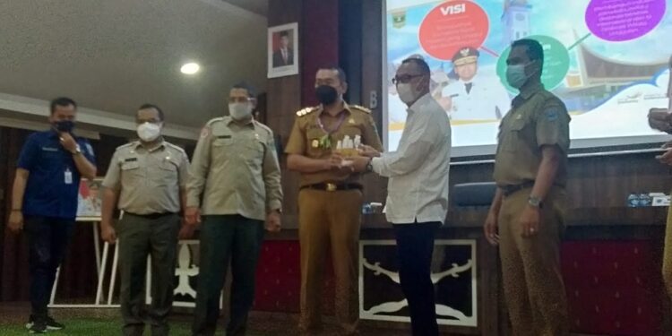 BUKA RAKOR— Wagub Sumatera Barat Audy Joinaldi membuka rakor Pariwisata di gedung Bapeda Kepulauan Mentawai didampingi Bupati Mentawai Yudas Sabaggelat.