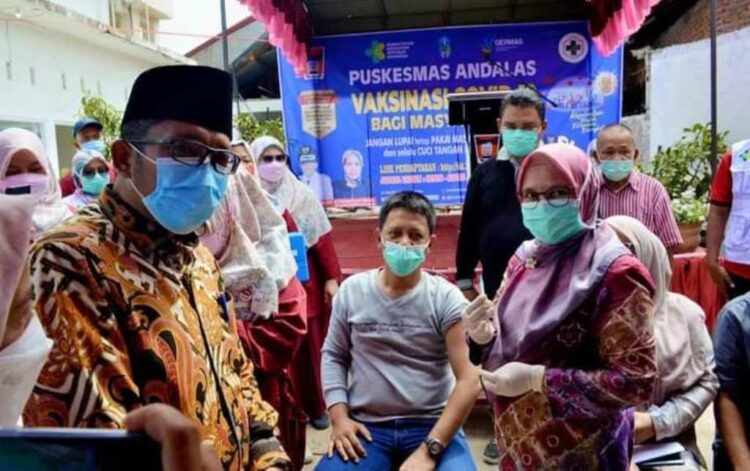 VAKSINASI COVID-19— Plt Wali Kota Padang Hendri Septa melihat langsung pelaksanaan vaksinasi Covid-19 bagi masyarakat kelompok usia lansia dan aparat pelayan publik di Kecamatan Padang Timur, di Puskesmas Andalas, Sabtu pagi (6/2).