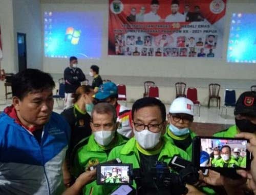 DIWAWANCARAI—Kadispora Sumbar Bustavidia saat diwawancarai media saat pembukaan Pelatprov Atlet PON Sumbar di Gedung Sport Hall GOR Agus Salim.