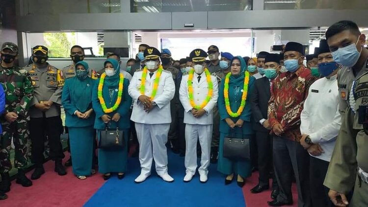 Forkopimda dan Masyarakat Silaturahmi dengan Bupati Baru 1 FOTO BERSAMA—Bupati Padangpariaman Suhatri Bur MM bersama Wakil Bupati Rahmang usai dilantik, foto bersama forkompimda dan tokoh masyarakat Padangpariaman.