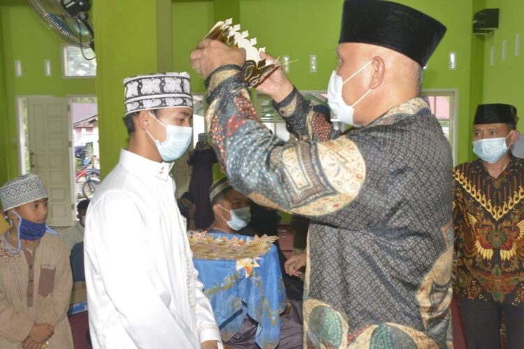 Gubernur Mahyeldi Terharu, Muhammad Ibrahim Pasangkan Mahkota Pada Orangtuanya 1 PASANGKAN—Gubernur Sumbar Mahyeldi pasangkan mahkota.