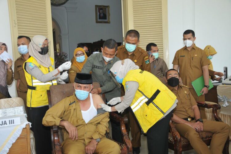VAKSIN—Gubernur Sumatera Barat (Sumbar) Mahyeldi Ansharullah saat divaksin disusul oleh Wagub Sumbar Audy Joinaldy.