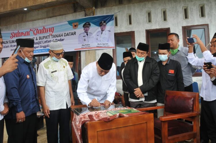 Puncak Gunung Singgalang, Gubernur Mahyeldi Resmikan Masjid Lailatul Qadar 1 TANDA TANGAN— Gubernur Sumbar H. Mahyeldi Ansharullah menandatangani prastasi peresmian Masjid Lailatul Qadar.