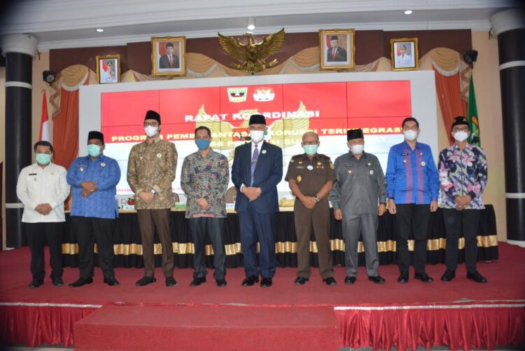 FOTO BERSAMA—Gubernur Sumbar, Mahyeldi Ansharullah  foto bersama dengan peserta Rapat Koordinasi Program Pemberantasan Korupsi Terintegrasi Kepala Daerah se-Provinsi Sumbar dengan Wakil Ketua KPK RI, Nurul Ghufron, Kamis (18/3) di Auditorium Gubernuran.