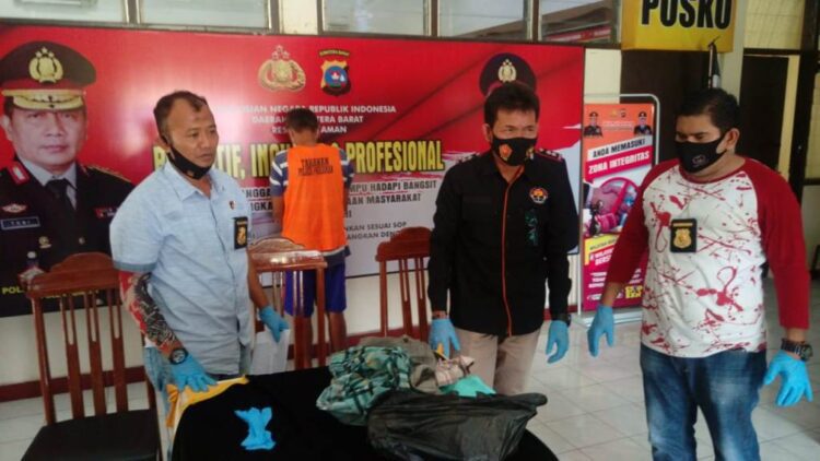 PERLIHATKAN BUKTI— Kasat Reskrim Polres Pariaman AKP Elvis Susilo memperlihatkan bersama barang bukti berupa pakaian yang digunakan pelaku saat memperkosa gadis di warung kosong.