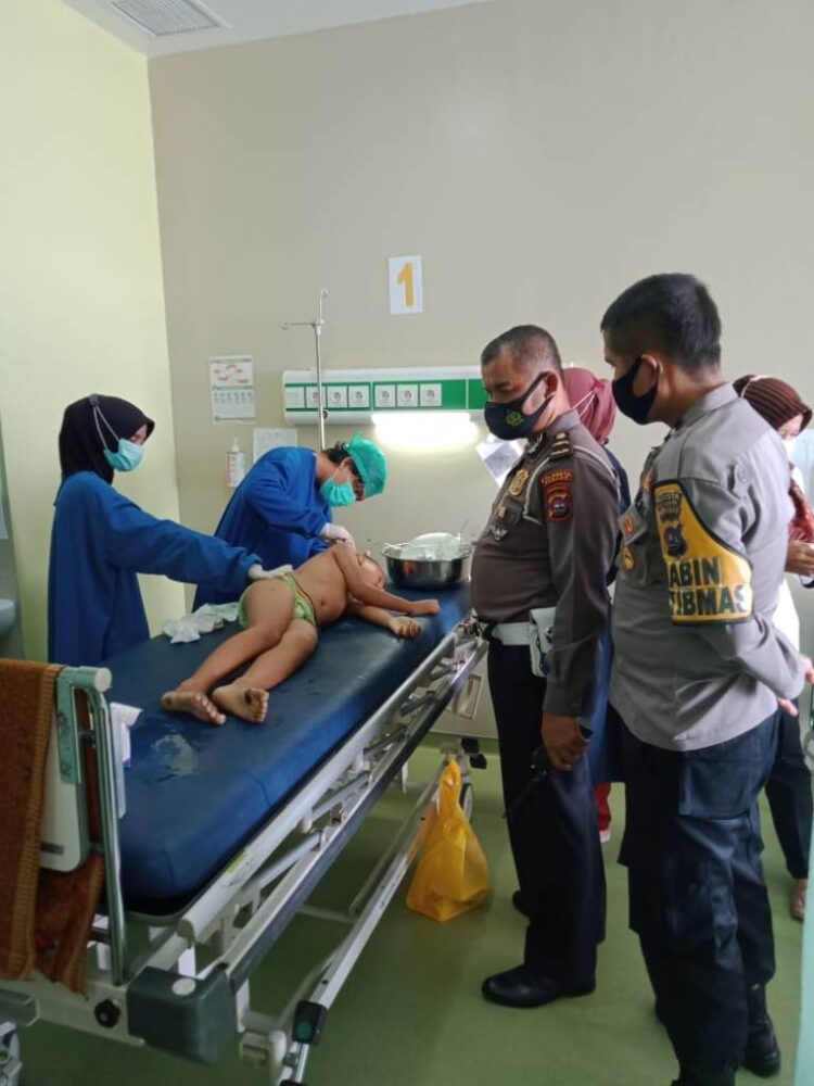 Bocah Tewas Tertabrak Kereta Api Barang 1 KORBAN KA-M Farhan (7) diduga tewas karena ditabrak kereta api di dekat rumahnya di Cupak Tangah, Pauh, Padang, Senin (8/3) siang.