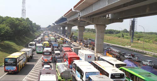 MACET MUDIK—Terlihat kepadatan kendaraan arus mudik biang  macet lalu lintas tahun lalu di jalan bebas hambatan Jakarta.