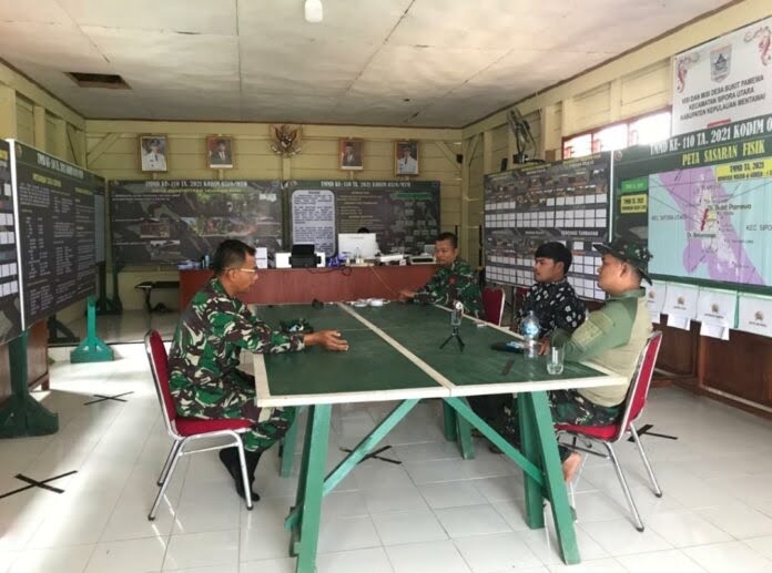 TINJAU— Dandim 0319/Mentawai, Letkol Czi. Bagus Mardyanto meninjau langsung lokasi sasaran TMMD di Desa Bukit Pamewa, Kecamatan Sipora Utara, Kabupaten Kepulauan Mentawai, Jumat (12/3).