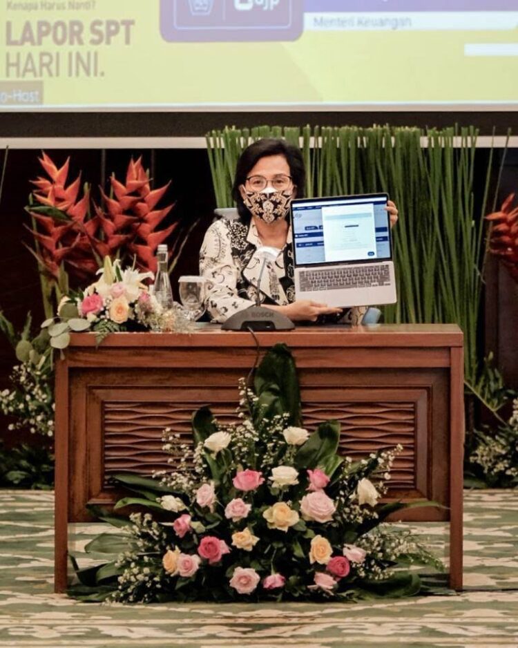 LAPOR SPT— Menteri Keuangan Sri Mulyani memperlihatkan cara pelaporan SPT Tahunan melalui saluran elektronik yaitu e-filing. Ini untuk mencegah terjadinya penyebaran virus corona.