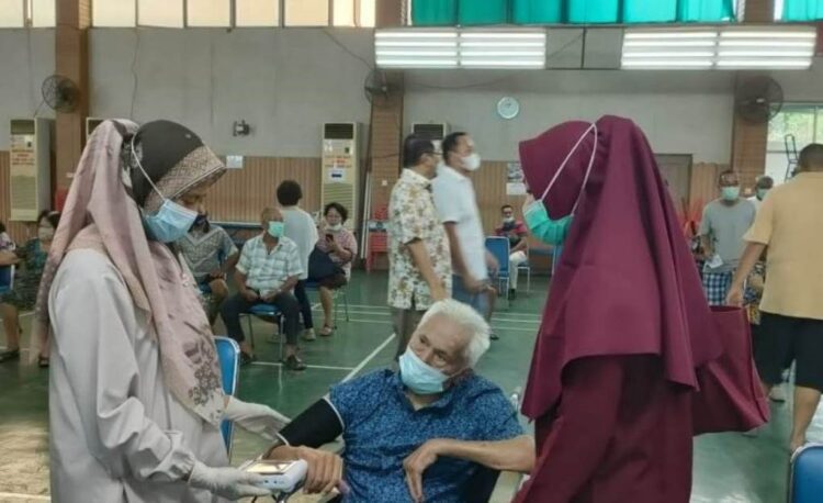 VAKSINASI LANSIA— Himpunan Tjinta Teman (HTT) Padang menggandeng Dinas Kesehatan memfasilitasi vaksinasi Covid-19 terhadap 800 lansia.