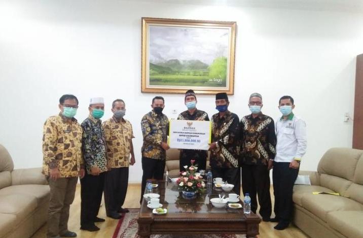 SERAHKAN—Bupati Eka Putra usai serahkan bantuan foto bersama Baznas Tanahdatar, di Indo Jolito.
