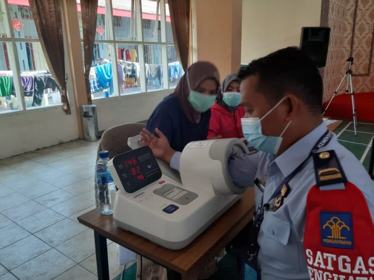 VAKSIN— Pegawai rutan jalani proses vaksinasi di Rutan Kelas B Kota Padangpanjang.