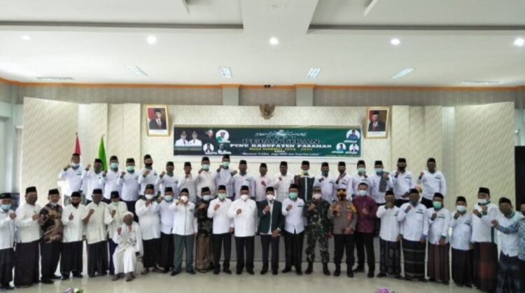 FOTO BERSAMA— Bupati Pasaman Benny Utama dan Wakil Bupati Pasaman Sabar AS foto bersama dengan pengurus PCNU Pasaman usai acara.