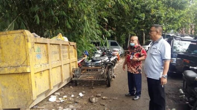 SAMPAH MENUMPUK— Wakil Bupati (Wabup) Pasaman Sabar AS saat memantau sampah yang masih menumpuk di areal  pasar.