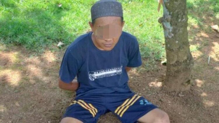 DIAMANKAN— Pemuda yang penggal leher ayahnya diamankan warga di Kampung Sendang Rejo, Kecamatan Sendang Agung, Lampung Tengah.