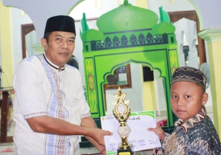 SERAHKAN HADIAH— Plt Camat Syafruddin  serahkan hadiah kepada pemenang.
