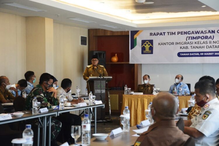 Orang Asing Tetap Diwaspadai 1 SAMBUTAN— Wakil Bupati Tanah Datar Richi Aprian, saat memberikan sambutan saat rapat tentang orang asing yang masuk ke wilayah Tanahdatar.