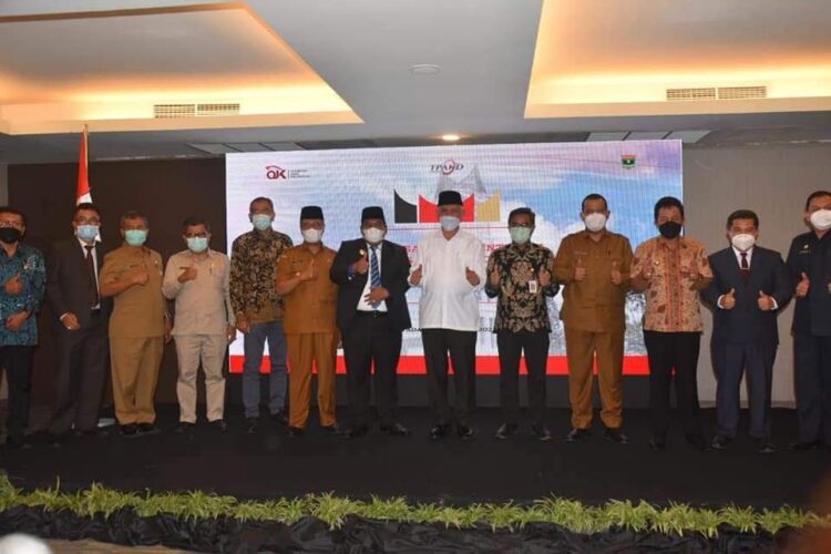 FOTO BERSAMA— Gubernur Sumbar Mahyeldi, Bupati Padangpariaman 
Suhatri Bur dan peserta foto bersama.