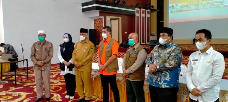 Letnan Jenderal TNI Doni Monardo, Kepala Badan Nasional Penanggulangan Bencana ( BNPB) Pusat, saat menggelar rapat kerja bersama BPBD Se - Provinsi Sumatera Barat, Kamis (15/4/2021) di Gedung Painan Convention Center ( PCC) Kabupaten Pesisir Selatan.