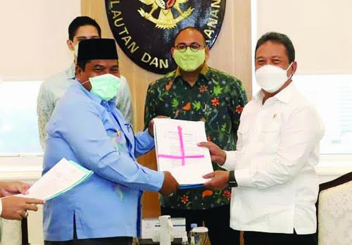 Bupati Bertemu dengan Sejumlah Menteri, Majukan UKM dan Bangun Pasar Nelayan 1 Bupati Padangpariaman Suhatri Bur serahkan proposal kepada Menteri KKP.