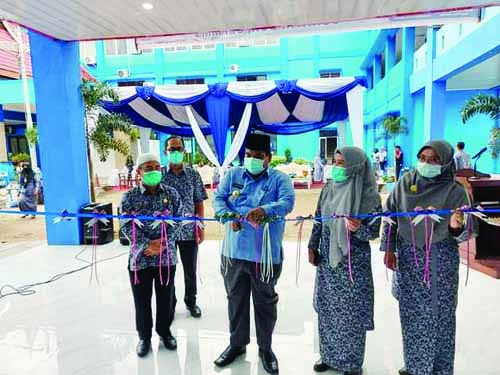 Bupati Padangpariaman Suhatri Bur disaksikan Direktur RSUD Lismawati menggunting pita saat resmikan gedung NICU.