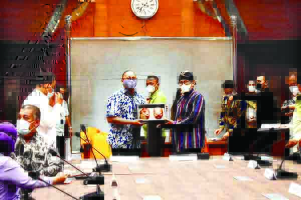 Bahas Pariwisata, Andre Rosiade Ajak 11 KDH Temui Sandiaga Uno 1 BERSAMA MENPAREKRAF— Anggota Komisi VI DPR RI Andre Rosiade bersama Menparekraf Sandiaga Uno berdialog dengan 11 kepala daerah di Sumbar dalam program pariwisata.