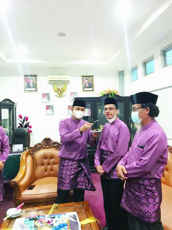Ketua DPRD Limapuluh Kota, Deni Asra memberikan kue HUT kepada Bupati Safaruddun Dt Bandaro Rajo.
