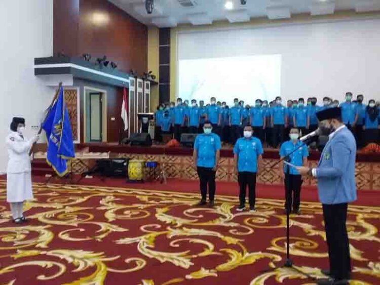 BACAKAN SK— Pembacaan SK Pengurus DPD KNPI Pessel periode 2021- 2024 dibacakan Sekretaris Umum DPD KNPI Provinsi Sumatera Barat Marta Suhendra, dan dilantik langsung Ketum DPD KNPI Sumbar Fadli Amra.