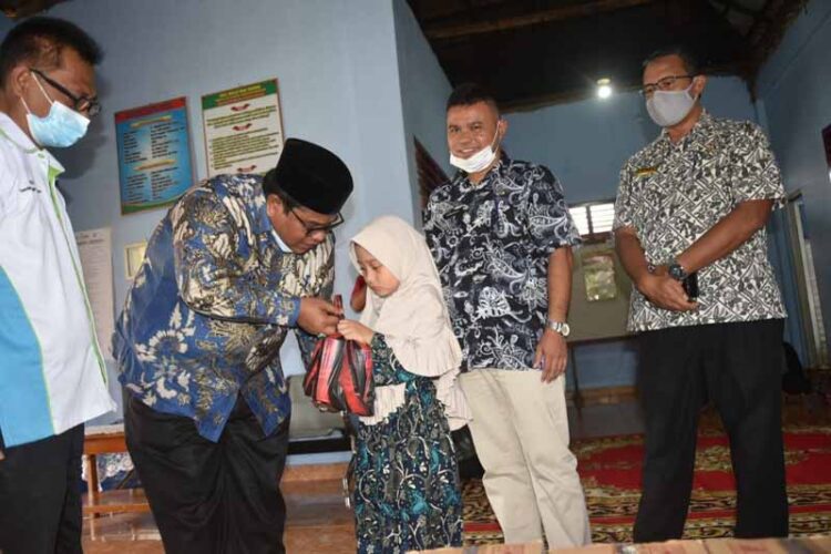SERAHKAN BANTUAN—Bupati Padangpariaman Suhatri Bur serahkan bantuan pada anak-anak panti asuhan.