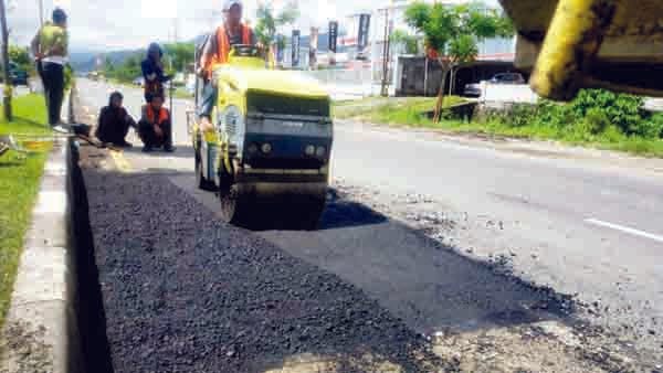 Jalan Berlubang Sepanjang Bypass sudah Ditutup , Satker PJN: Puluhan Lubang Ditambal Ulang 1 Sudah Diaspal— Satker PJN I Sumbar mengebut pengaspalan jalan di sepanjang Bypass sejak beberapa hari terakhir. Ada puluhan lubang yang sudah ditambal pada ruas itu. Selain tambal lubang, sekitar tiga titik jalan yang rusak di persimpangan traffic light juga dilakukan pengaspalan ulang, yakni di Simpang By Pass Balai Baru, Simpang By Pass Sungai Sapiah dan Simpang By Pass Lubuk Minturun.