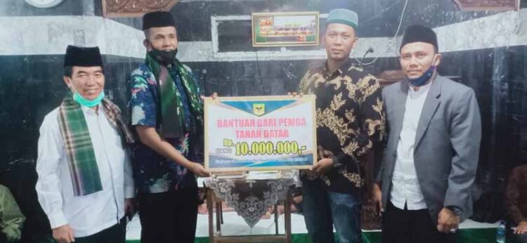 SERAHKAN BANTUAN— Didampingi anggota DPRD Adril Jinil, dan Kadis Pertanian Yulfiardi, Ketua tim Safari Ramadhan Tanahdatar Dandim 0307 yang diwakili Pasi Ops Kapt. Hendra.Kav. menyerahkan bantuan sebesar Rp10 juta pada ketua pembangunan Masjid Ikhlas Pasir Jaya.