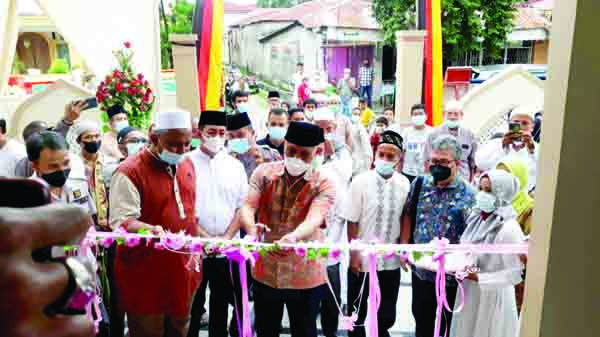PENGGUNTINGAN PITA— Gubernur Sumatera Barat Mahyeldi Ansharullah melakukan pengguntingan pitam tanda diresmikan pemakaian Surau Papan di Palinggam, Kelurahan Pasa Gadang, Kecamatan Padang Selatan, Sabtu (17/4).