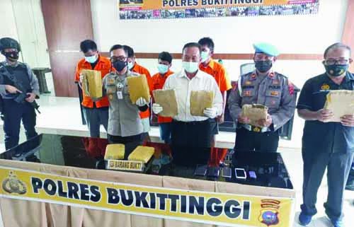 PERLIHATKAN BUKTI—Kapolres Bukittinggi AKBP Dody didampingi Kasatresnarkoba memperlihatkan bukti daun ganja kering sebanyak 10 Kg yang disita dari penangkapan oknum sipir Lapas Kelas II A bersama dua narapidana dan seorang pelajar SMA.