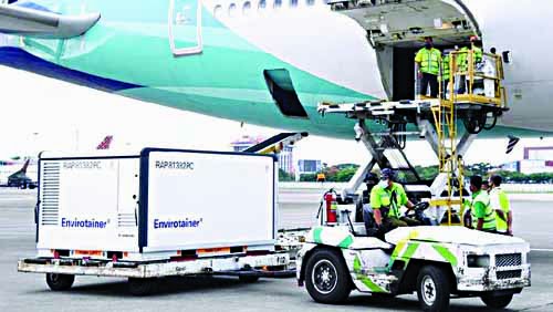 6 Juta Bulk Vaksin Sinovac Tiba, Menkes: Bulan Ini Vaksinasi Diprioritaskan untuk Lansia 1 KAWAL— Kedatangan vaksin Sinovac Kloter tiga di Bandara Soetta dapat pengawal ketat dari pihak terkait.